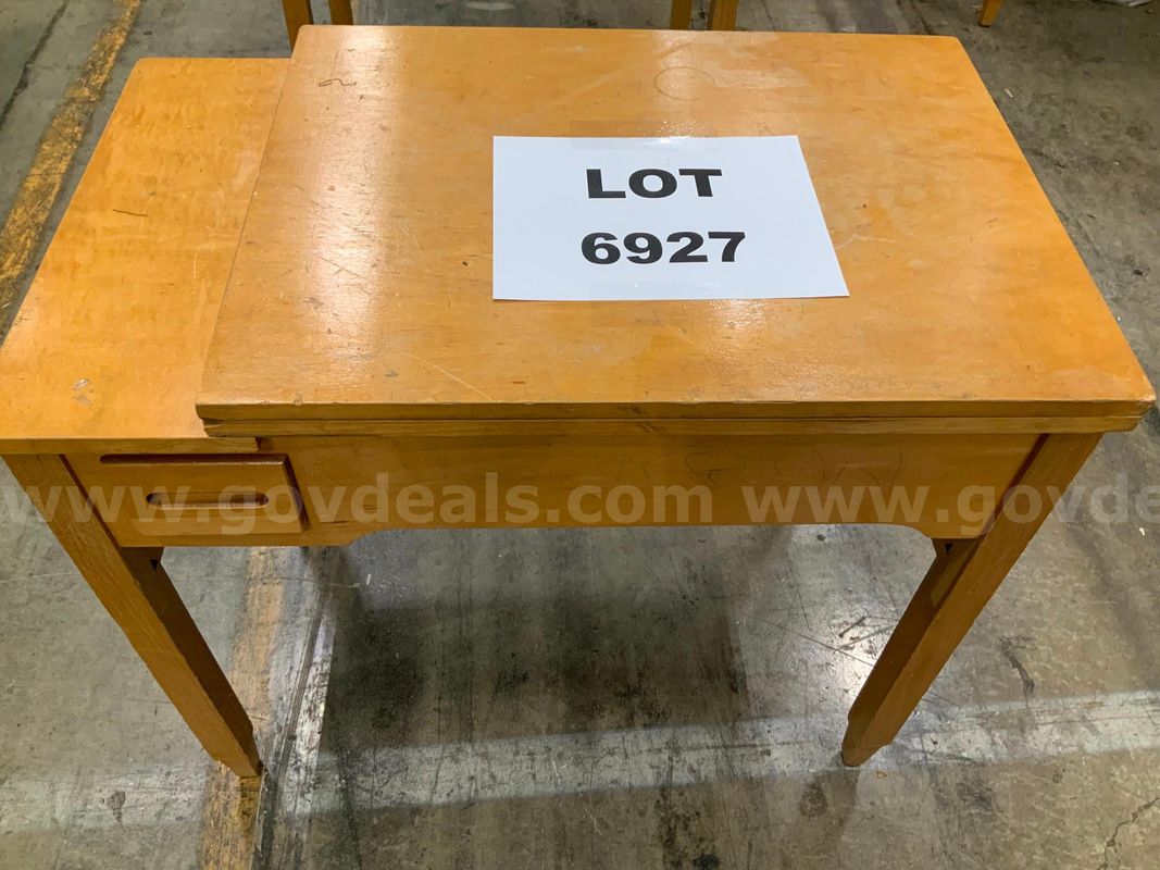 Sewing Machine w/Table