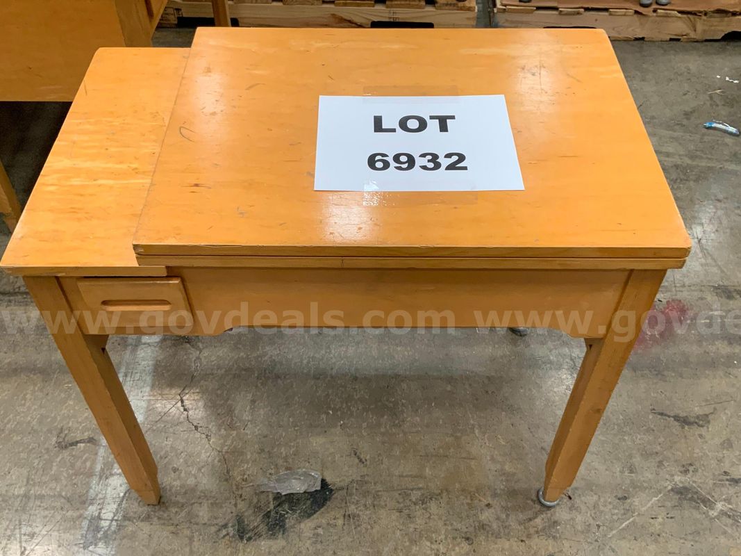 Sewing Machine w/Table
