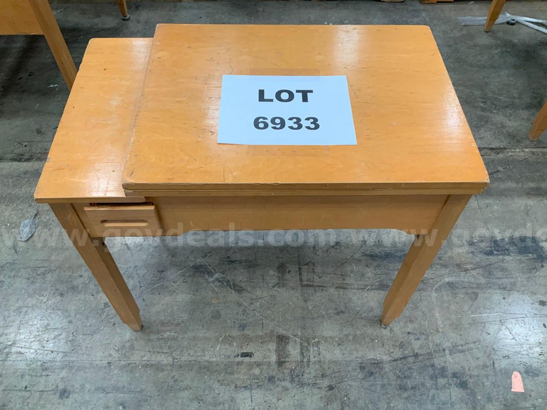 Sewing Machine w/Table