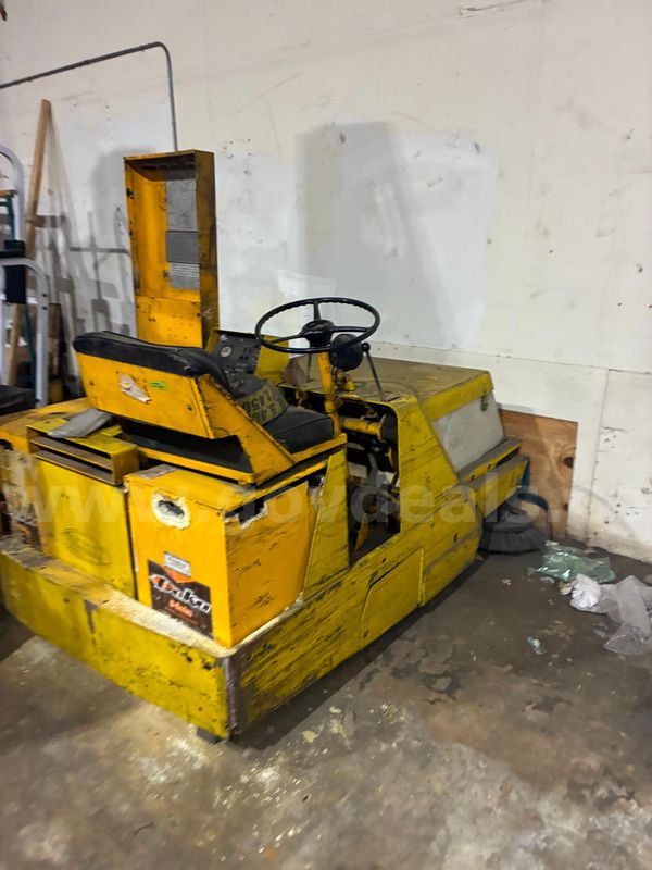 INDUSTRIAL WAREHOUSE FLOOR CLEANER
