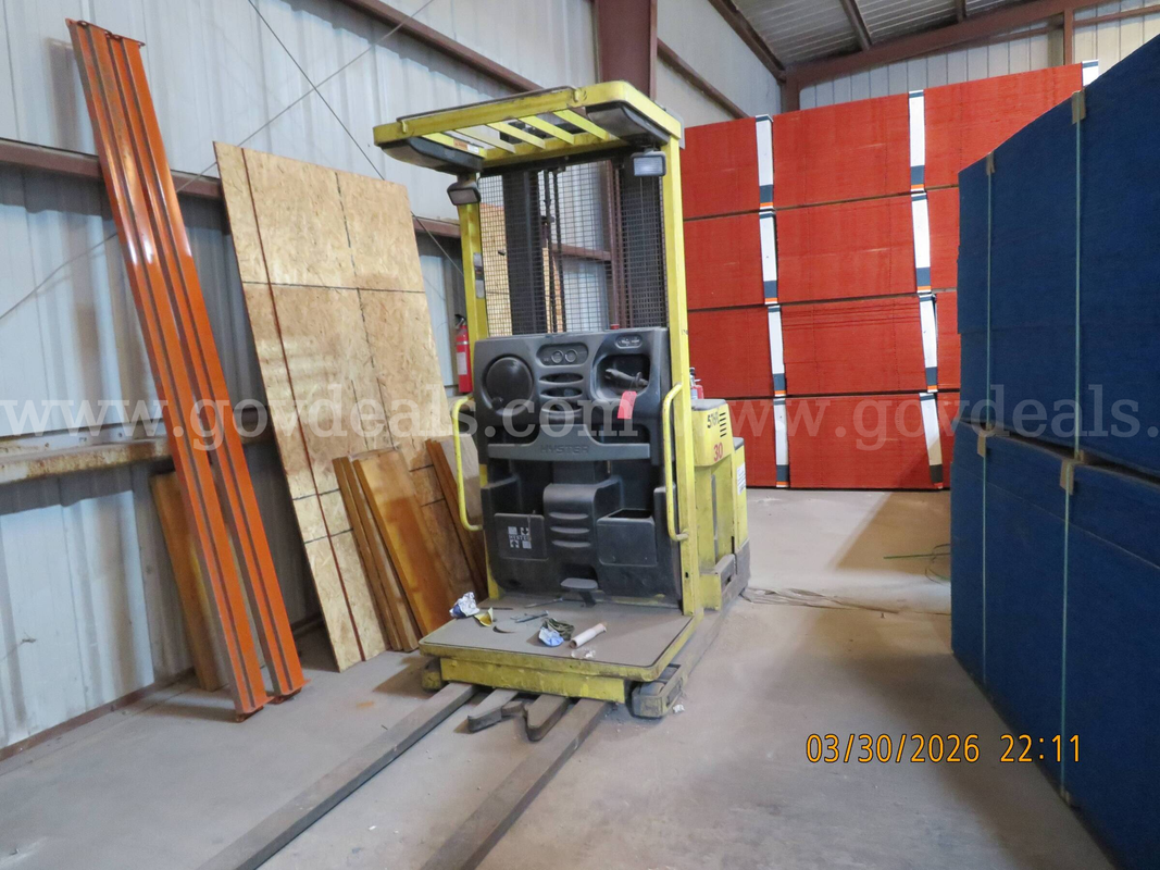 2005 Hyster R30XM-1 Narrow Aisle Forklift *Inoperable*