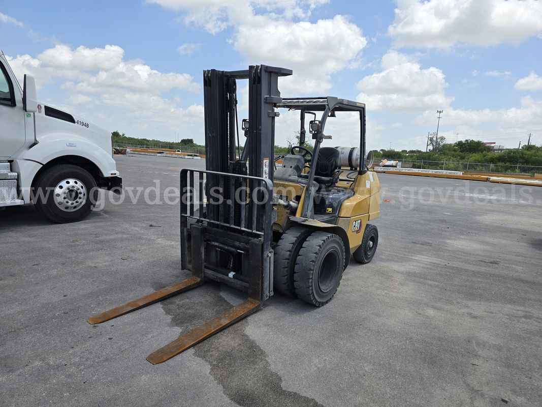 2022 Caterpillar GP40N Pneumatic Tire Forklift