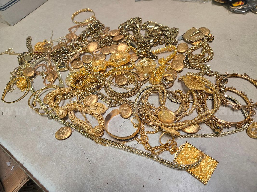 Over 4lbs of GOLD TONE Jewelry #E3093