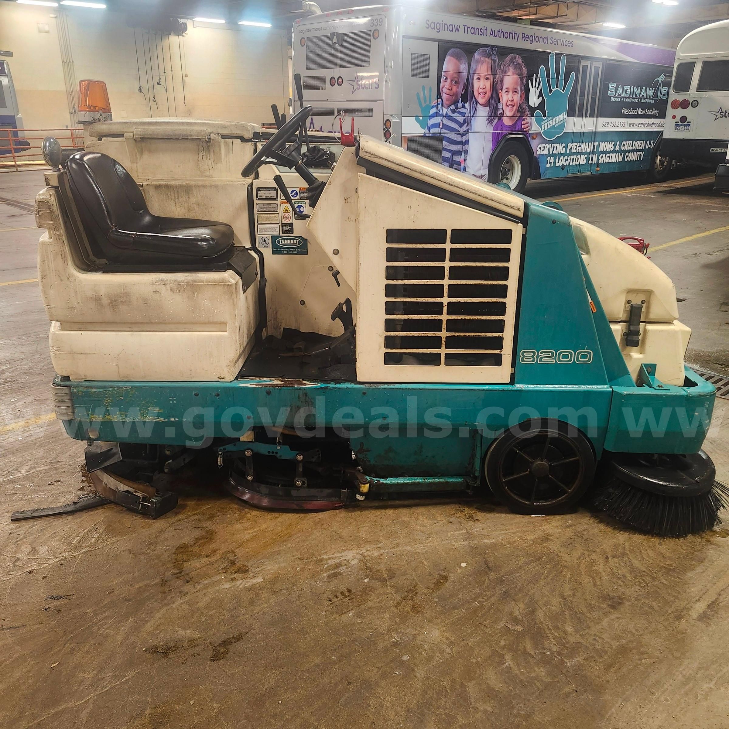 Tennant LP 8200 Ride-On Scrubber Sweeper