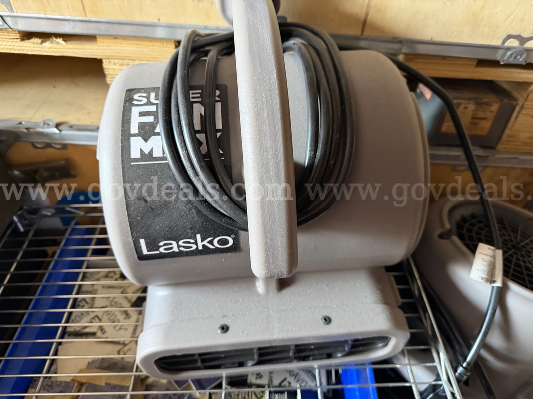 Lasko13.5 Super Fan Max 3-Speed Air Mover Floor Fan with Outlets,Grey *will ship*