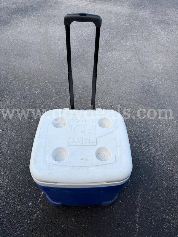 IGLOO ICE CUBE COOLER BIG SIZE WITH WHEELS AND HANDLE SIZE 19" x 19" x 19"