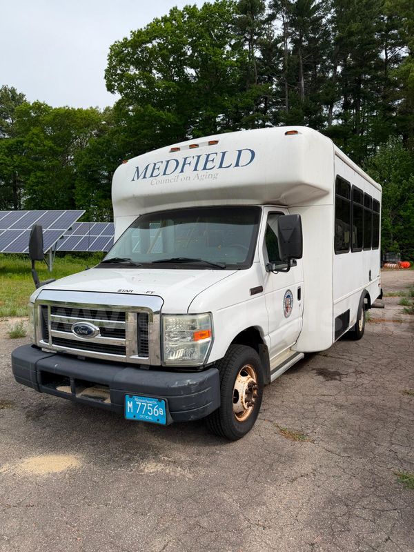 2010 Ford Econoline Bus (Wheelchair accessible)