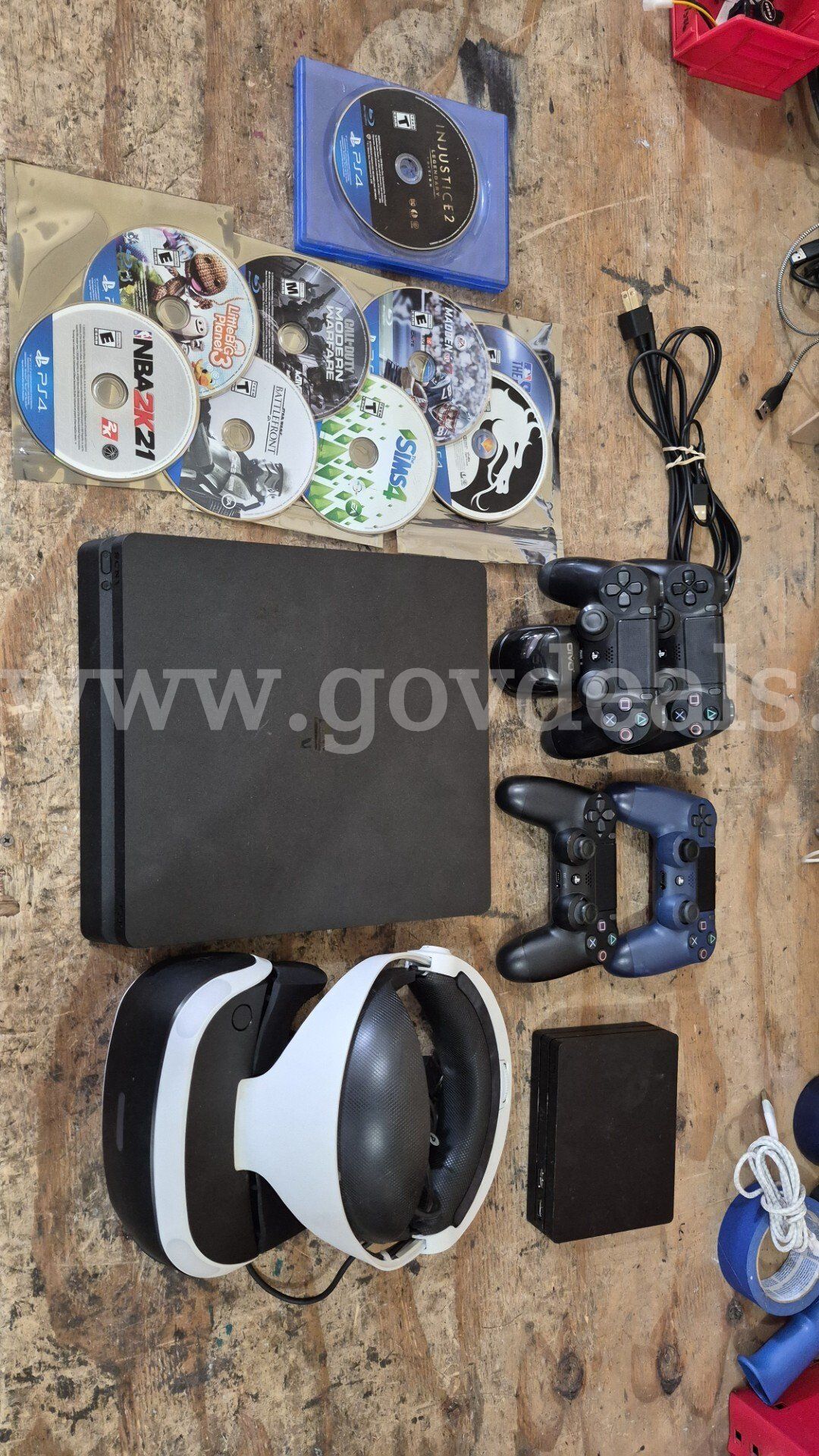 PS 4 Bundle with VR Headset/(4) Controlers / (6) Games