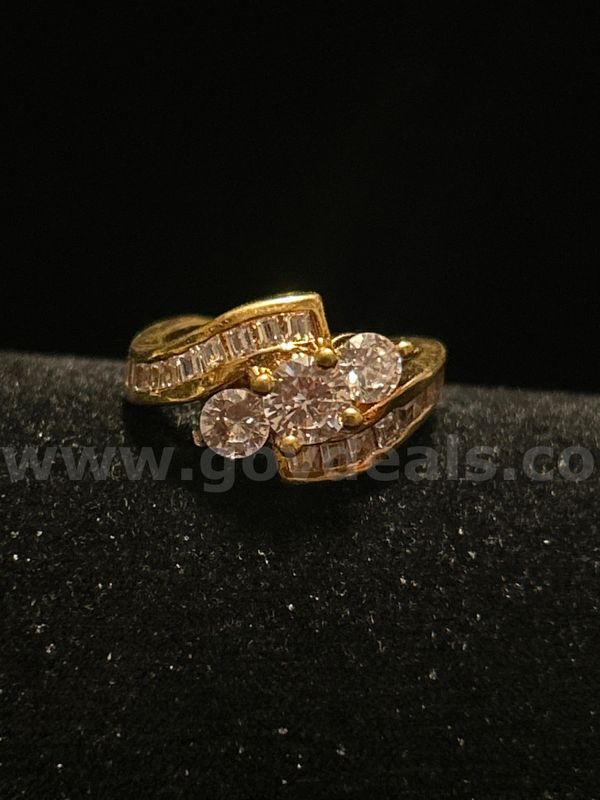 Stunning, Ladies, 24k Gold, Size 4, CZ Wedding Ring Read⬇️