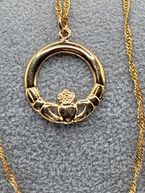 Gorgeous,24k Gold Filled, 22” Figaro Necklace With Claddagh Pendant
