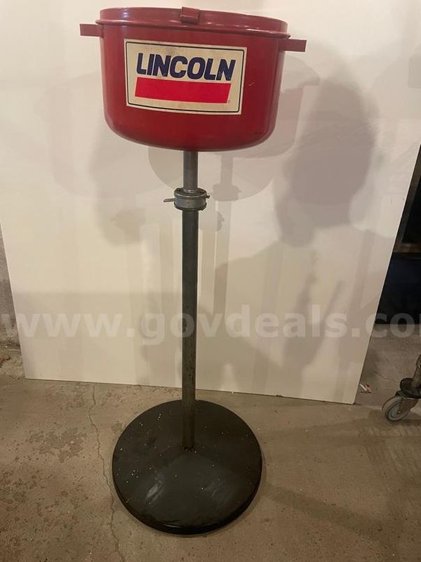 Lincoln Industrial Portable oil drain pan.