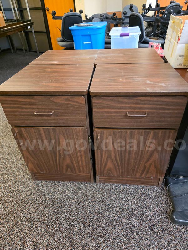Lot of 4 bedside cabinets
