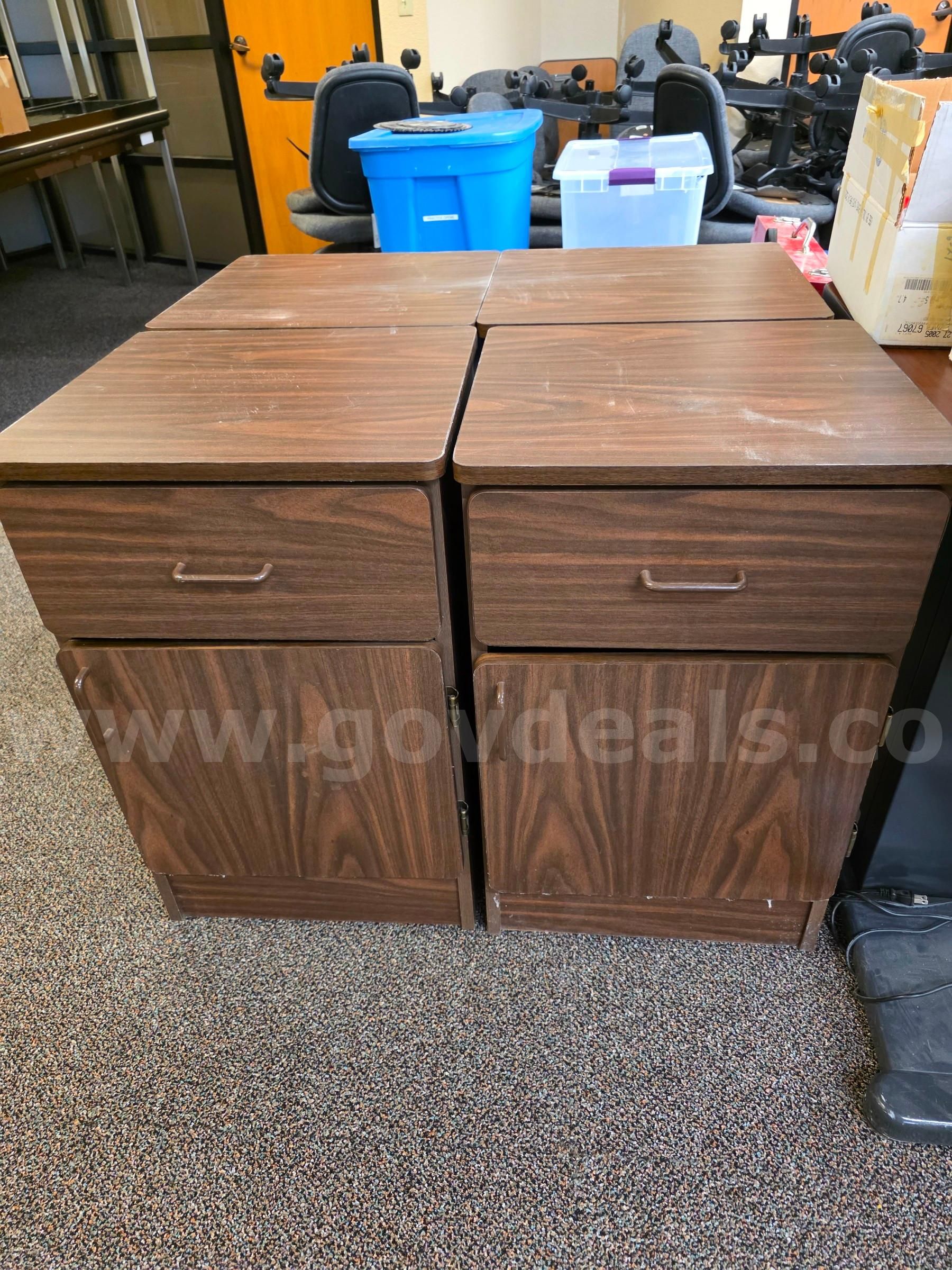 Lot of 4 bedside cabinets