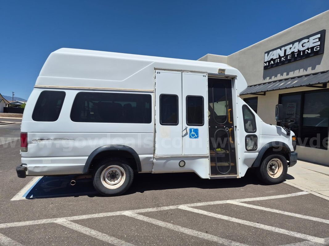 2013 Ford Econoline Shuttle Bus