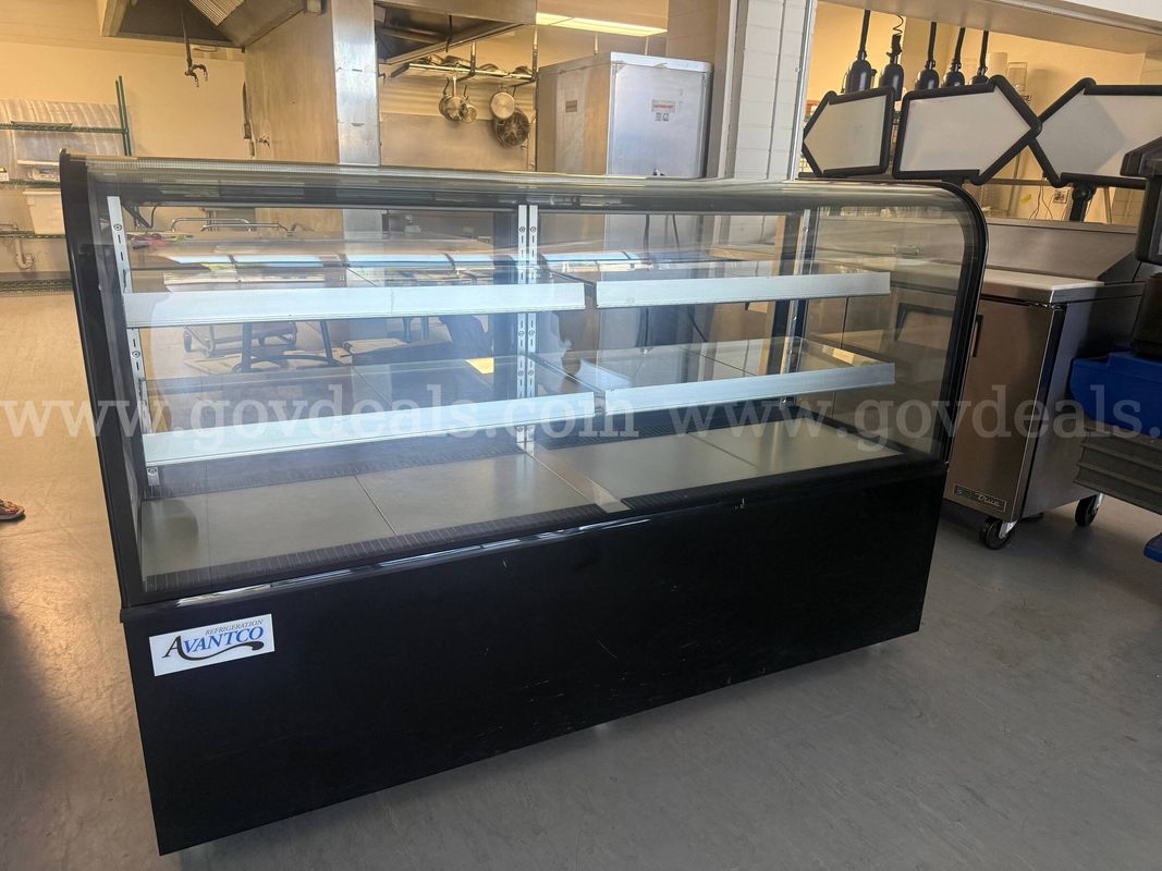 Avantco BCD-72 72-inch Curved Glass Black Dry Bakery Display Case