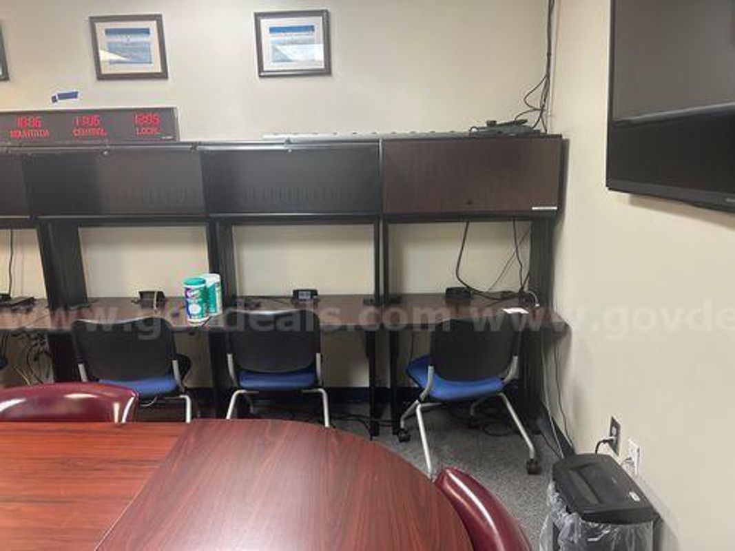 Modular Workstation with Hutch and electrical outlets (222010 TM)