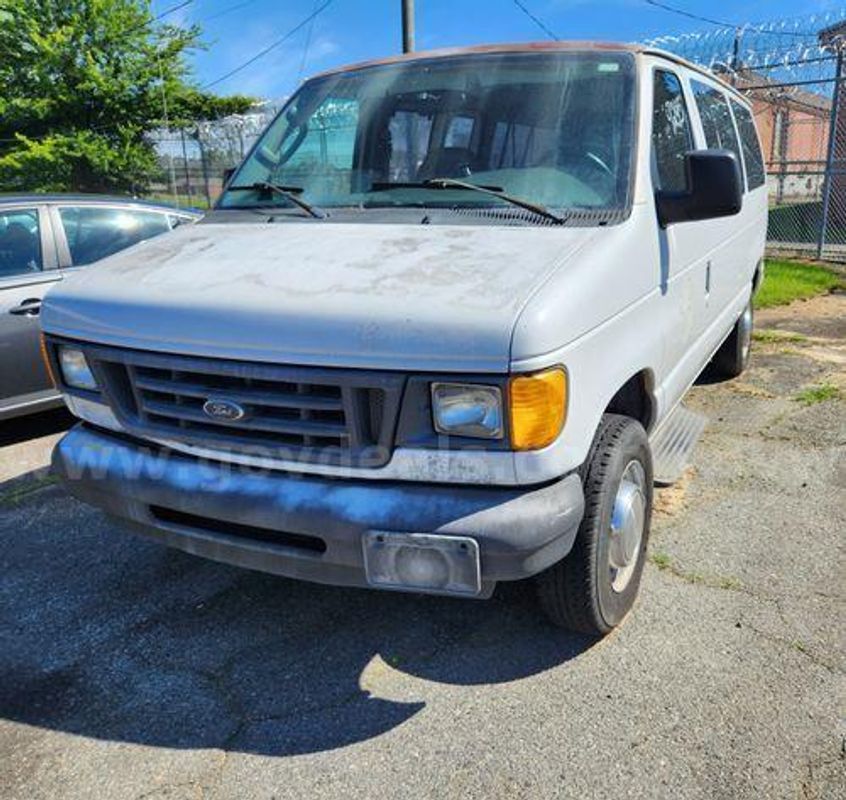 2004 Ford Econoline (222663 AJ)