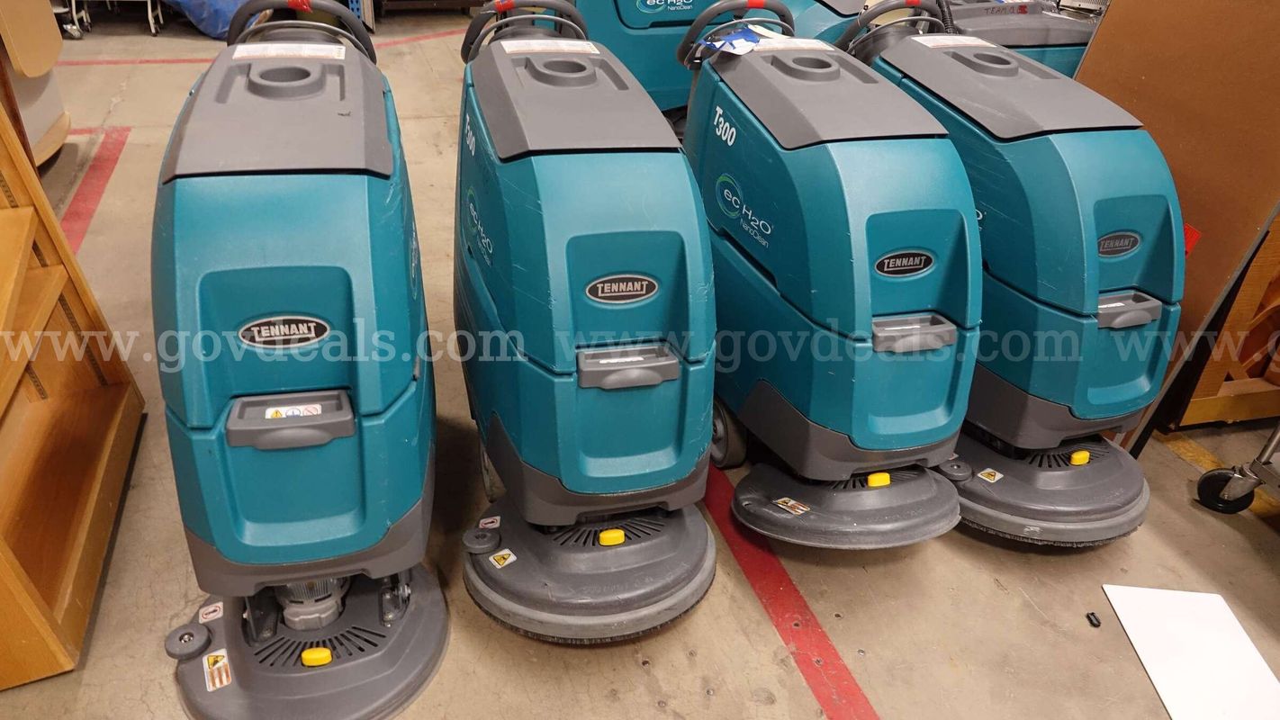 Lot of 4 Tennant T300 Autoscrubbers - For Parts