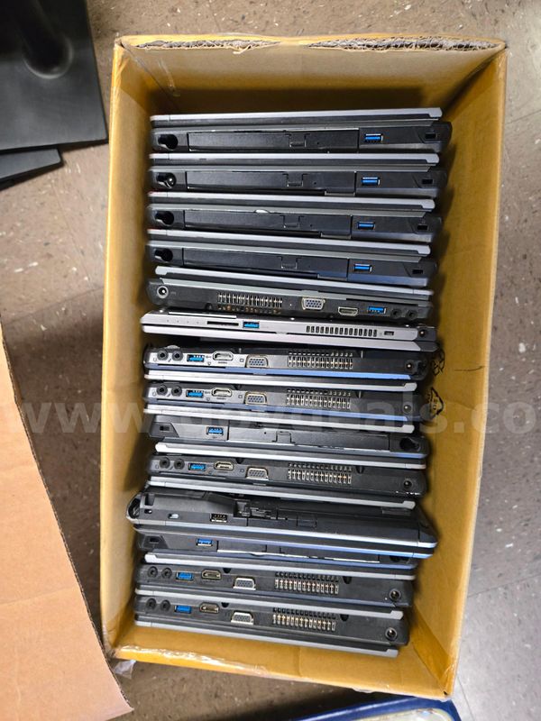 IT - Lot #665 - Lot of 14 - PD Lifebooks
