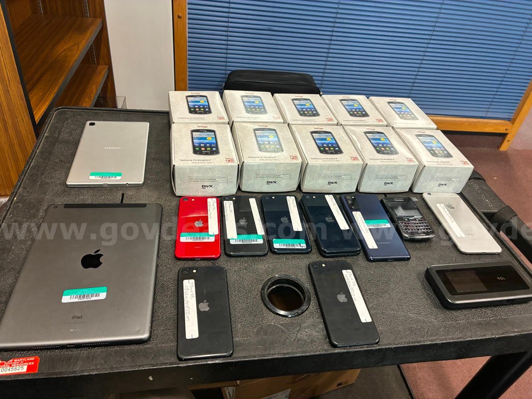 LOT OF (24 EA ITEMS) CELL PHONES, IPADS, TABLETS