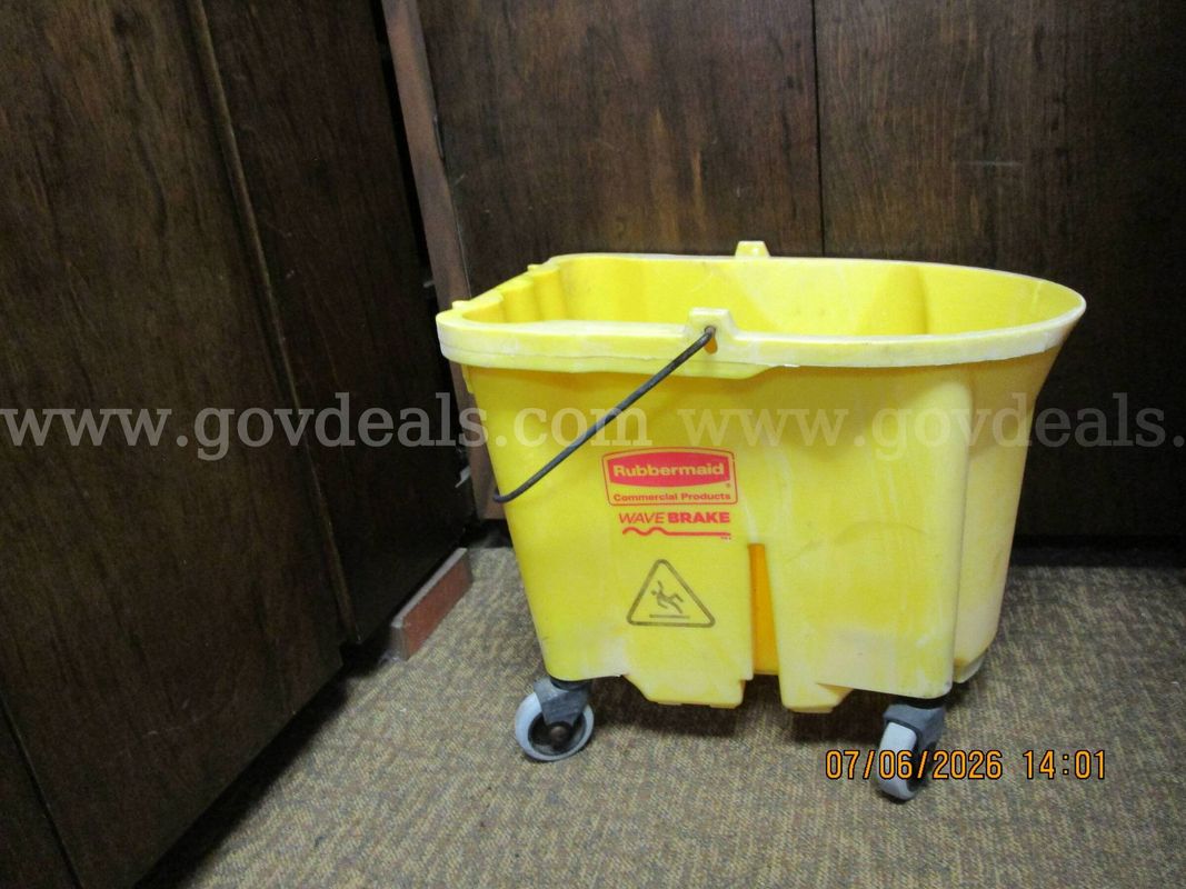 (1) RUBERMAID COMMERCIAL PRODUCTS WAVE BRAKE ON WHEELS.