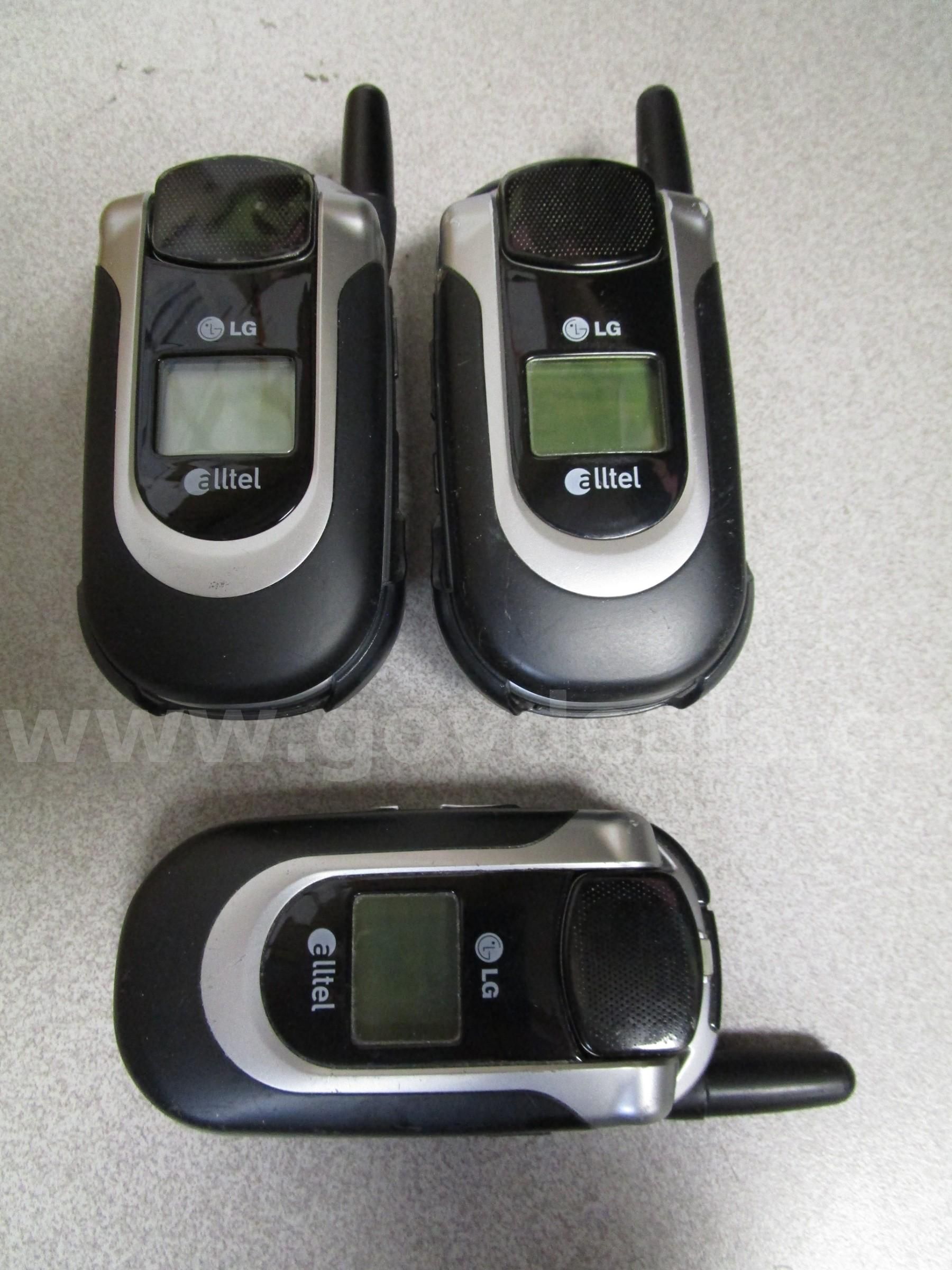 (3) Used Lg Alltel Flip Phones, Ax390