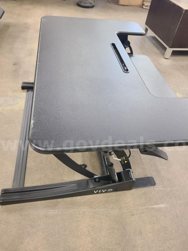 1 UNM Vivo Desk Riser