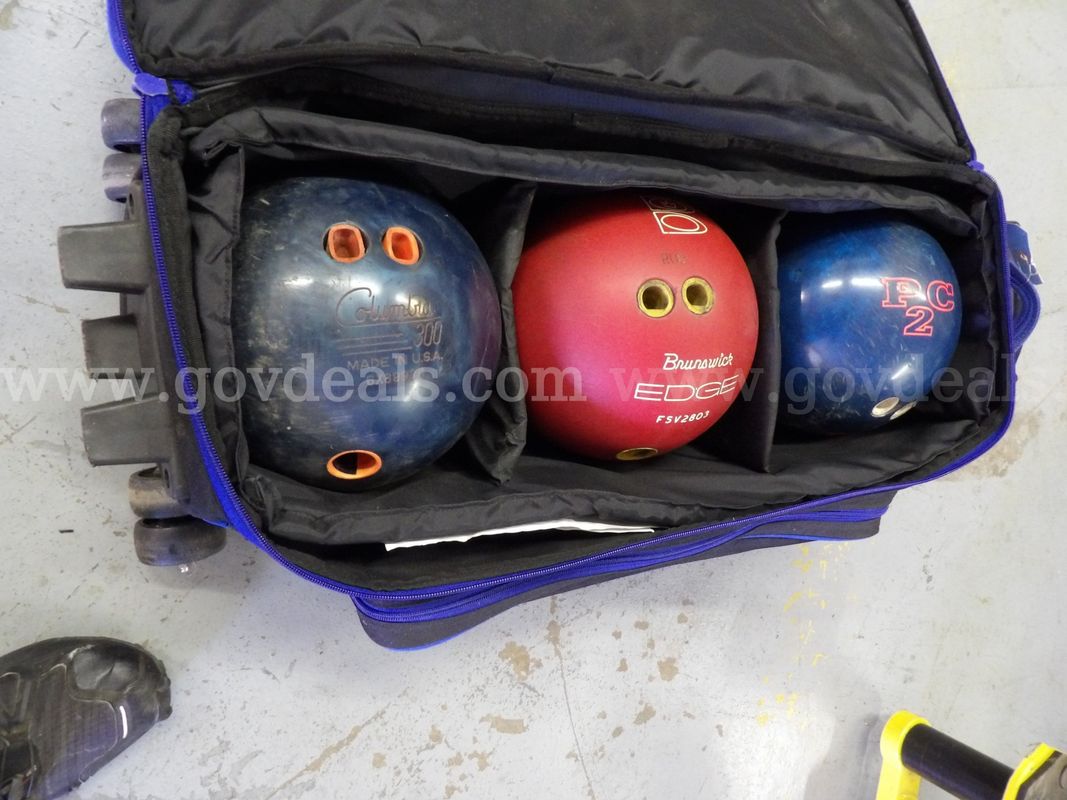 AMF Rolling Bowling Bag and 3 Balls