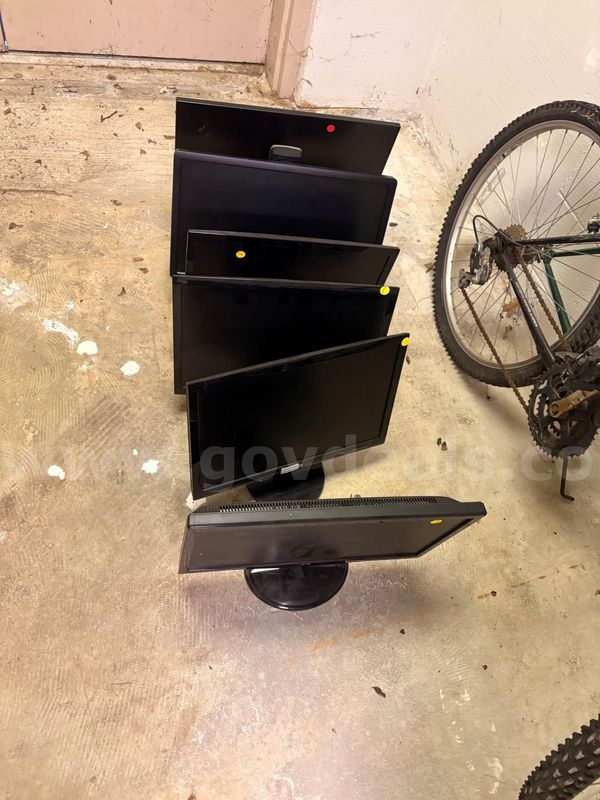 Asset ID # 5437 13 Monitors working condition uknown cheep !!!!!!