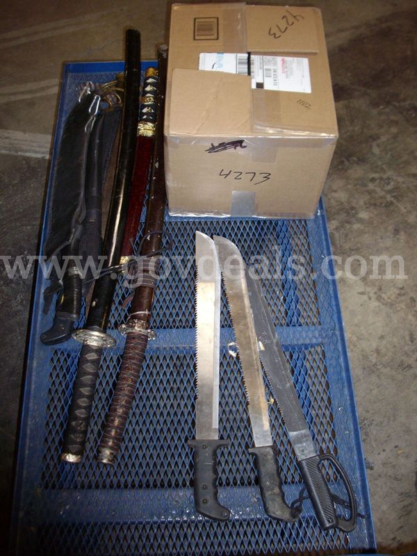 KNIVES AND MULTITOOLS LOT (GD4273)