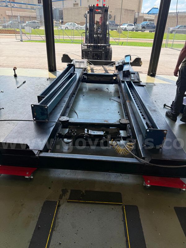 Challenger 4P14XFX 14K Lift with 2 rolling Lift Jacks included AS-IS