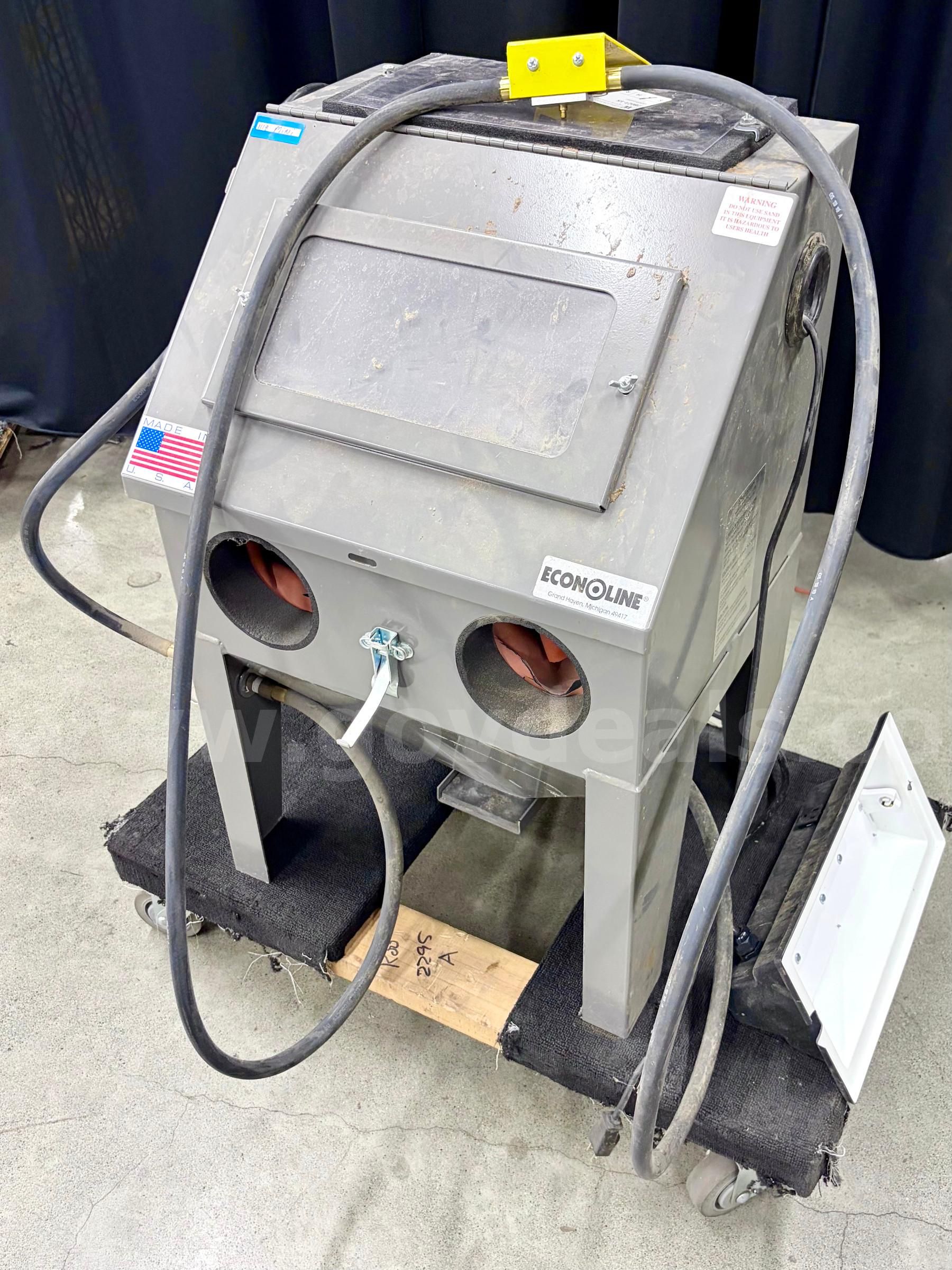 Sandblaster: Econoline Mini Bench Abrasive Blast Cabinet (424-23)