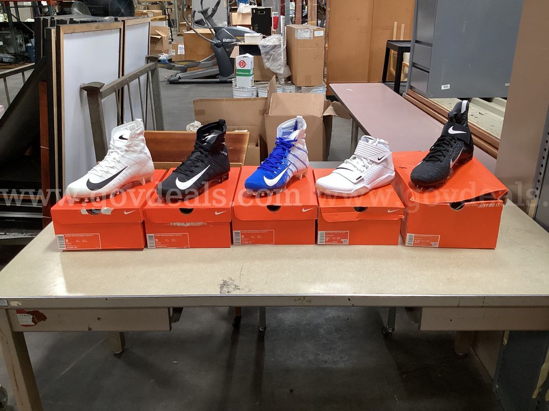 5 - Pairs of Size 10 Nike Cleats 3 - Size 9 , 1 - 9.5 and 1 - 10.5