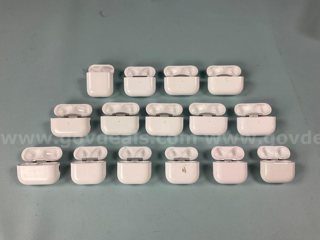 15 - EMPTY Apple Airpod Charging Cases, Untested (1 - Damaged)