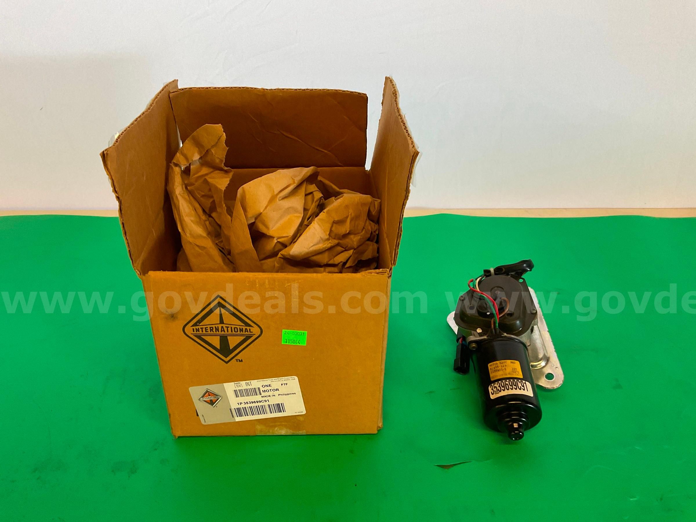 AMS 12V Electric Windshield Wiper Motor Assembly, Part #3539699C91 in Packaging, Untested