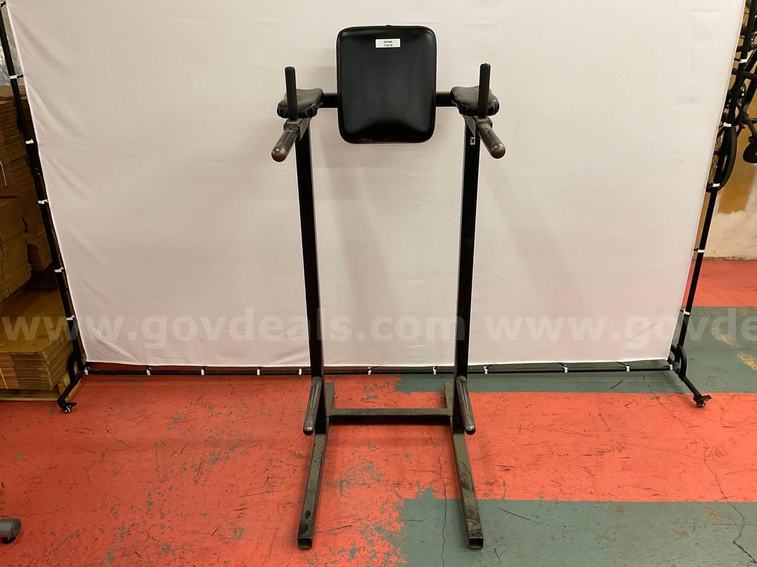 Unknown Brand Knee Raise/Dip Stand Machine, 66"x38"x26"