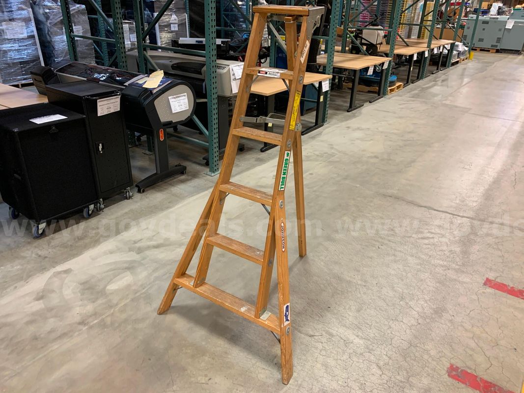 Wooden Folding Ladder 6' (ID #46085) (J8-1L) (26-1269-1) 179