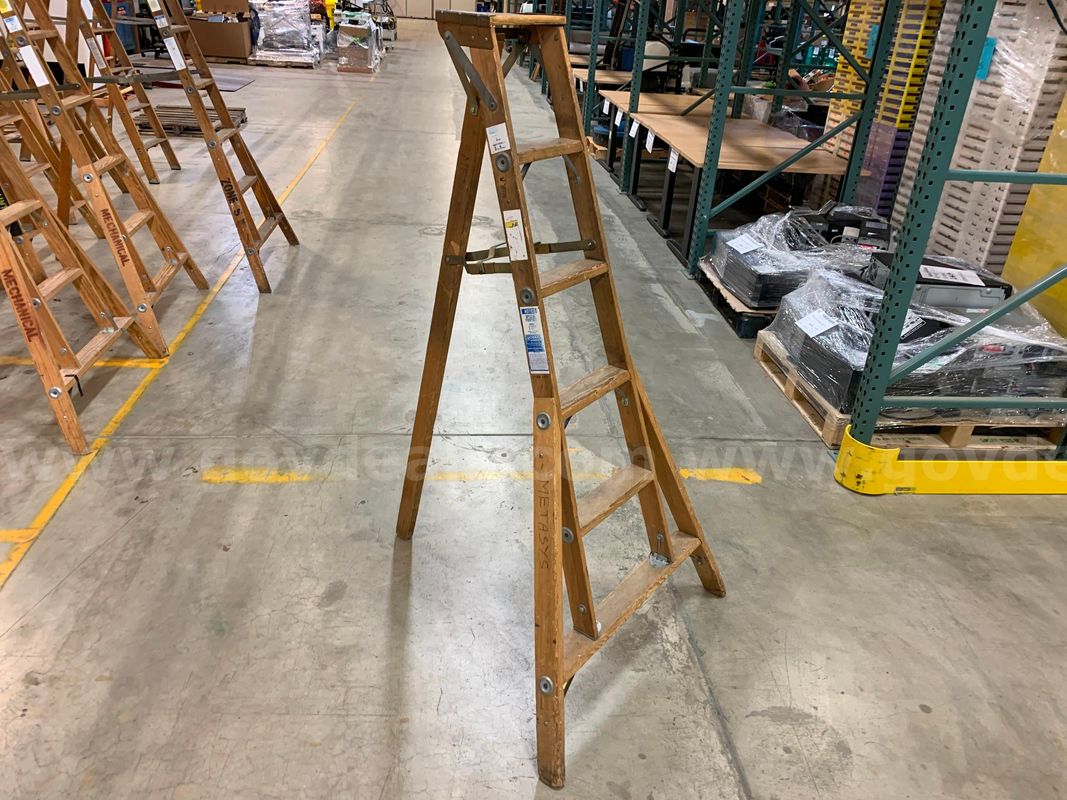 Wooden Folding Ladder 6' (ID #46087) (I9-1R) (26-1269-1) 179