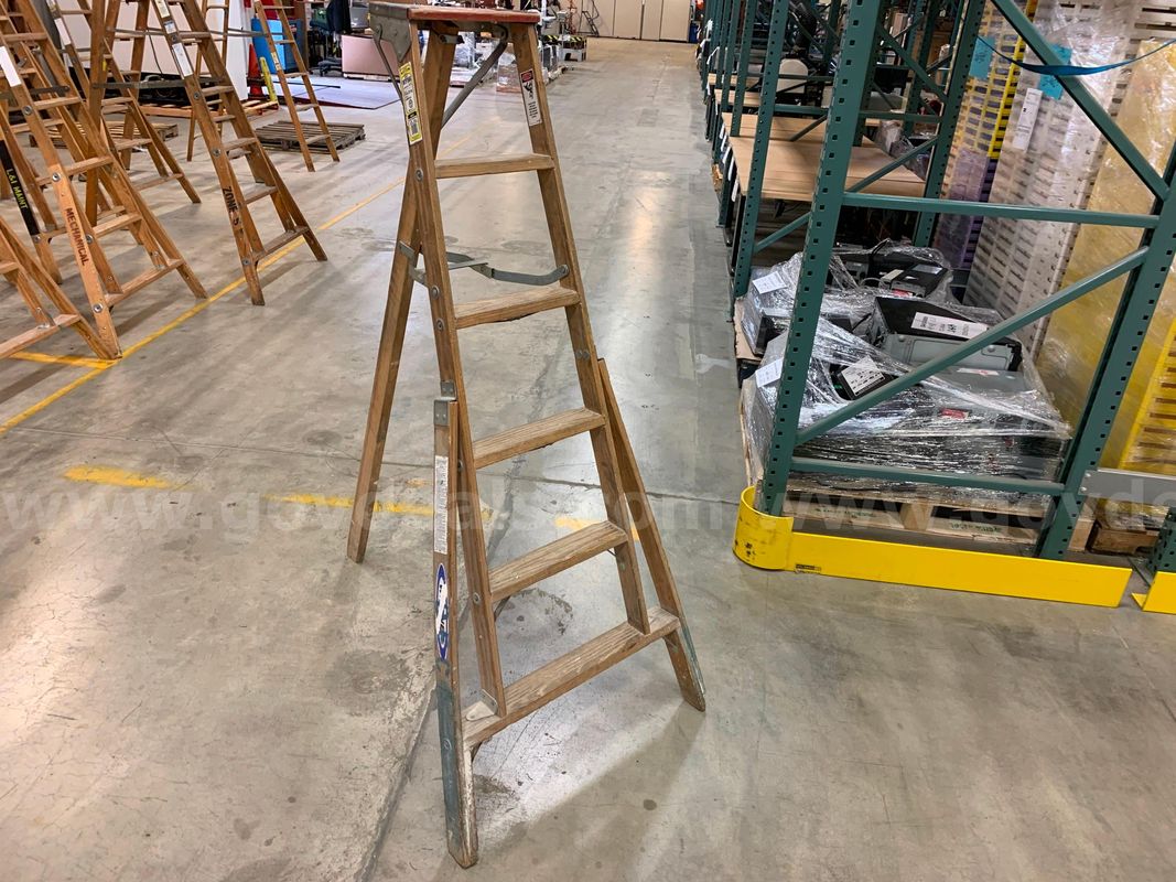 Wooden Folding Ladder 6' (ID #46089) (I9-1R) (26-1269-1) 179