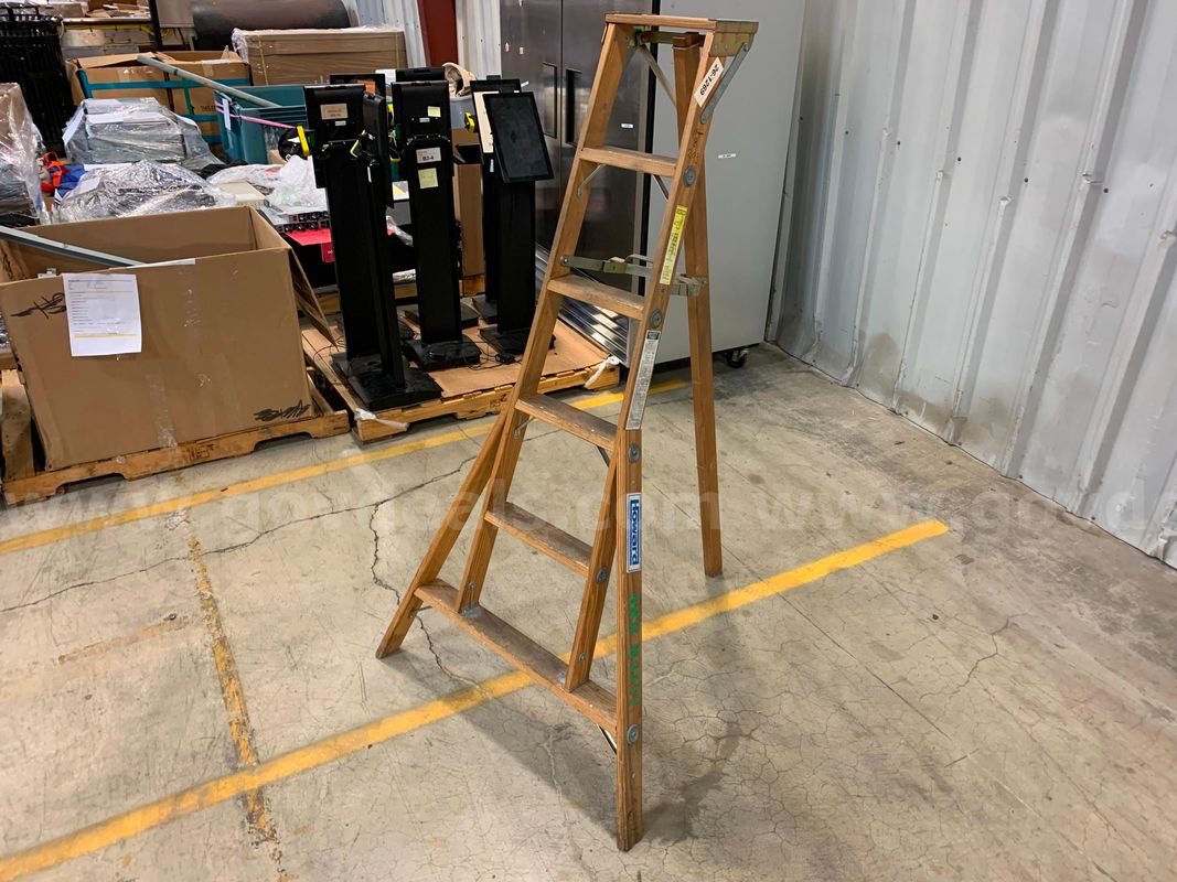 Wooden Folding Ladder 6' (ID #46090) (I9-1R) (26-1269-1) 179