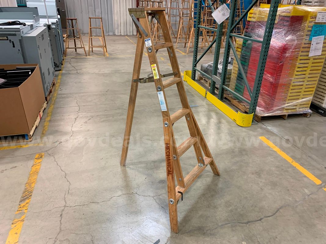 Wooden Folding Ladder 6' (ID #46091) (I9-1R) (26-1269-1) 179