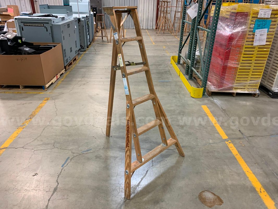 Wooden Folding Ladder 6' (ID #46092) (I9-1R) (26-1269-1) 179