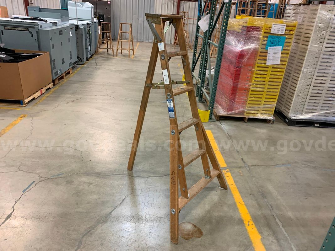Wooden Folding Ladder 6' (ID #46093) (I8-1L) (26-1269-1) 179