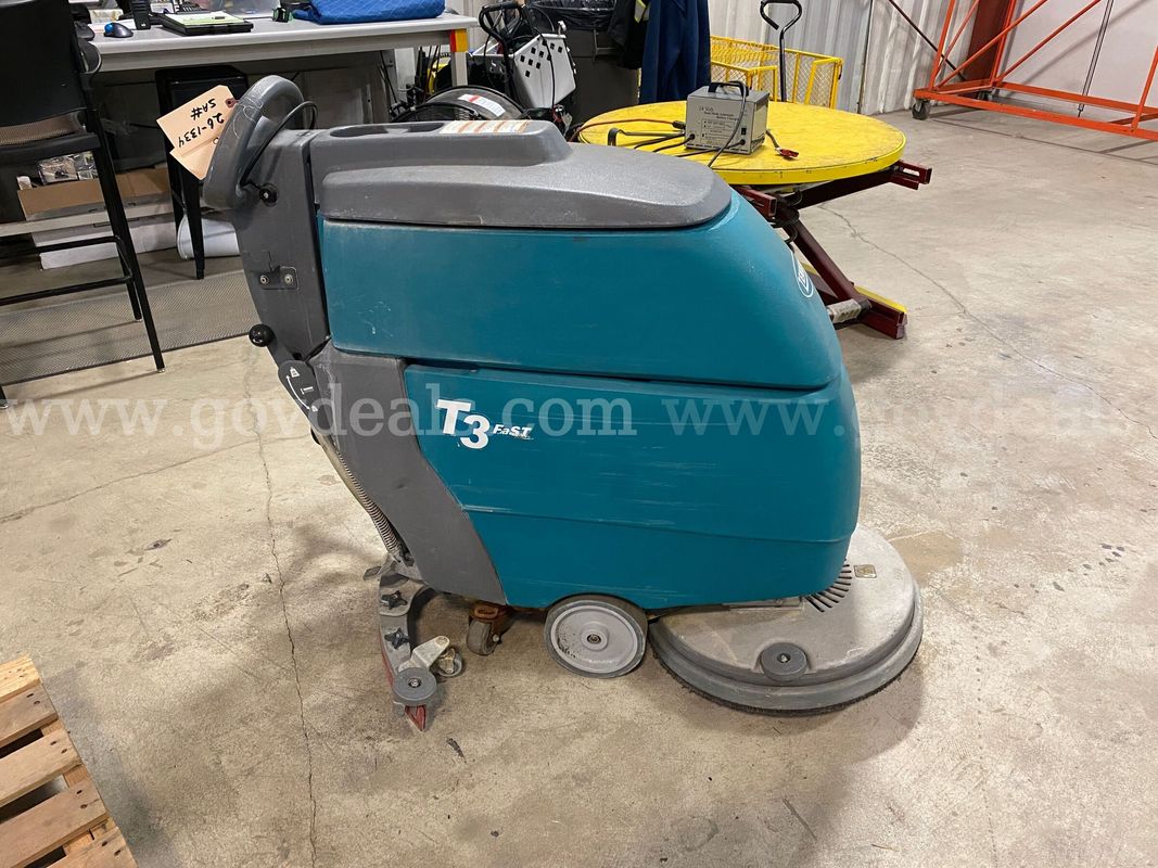 Tennant T-3 Auto-Scrubber w/ Charger (ID #46118) (G03-2L) (26-1334-3) 35122