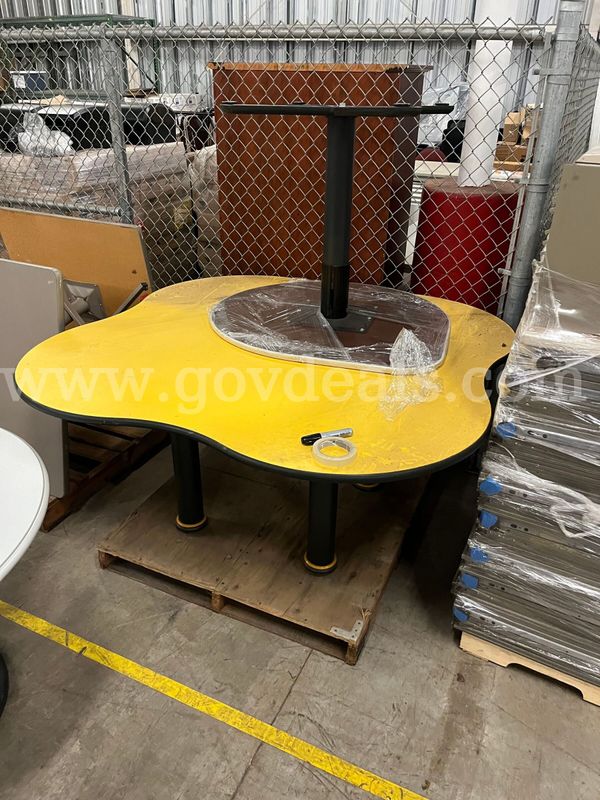 (Lot Of 5) Square And Round Tables