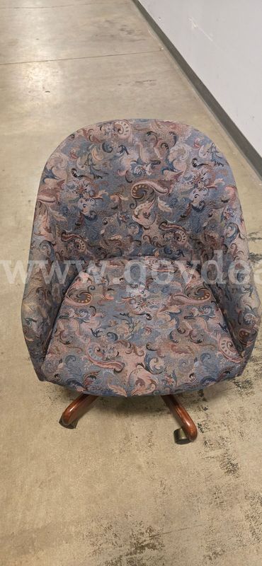 Lot of 4 Multi-Colored Swivel Lounge Chairs with Wheels