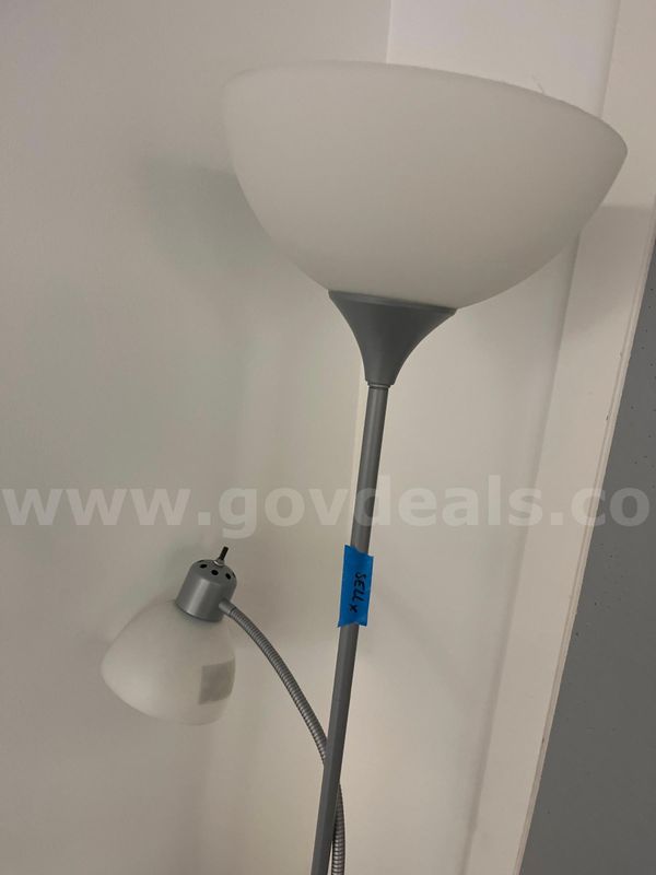 Standing floor lamp w/ two lamp heads
