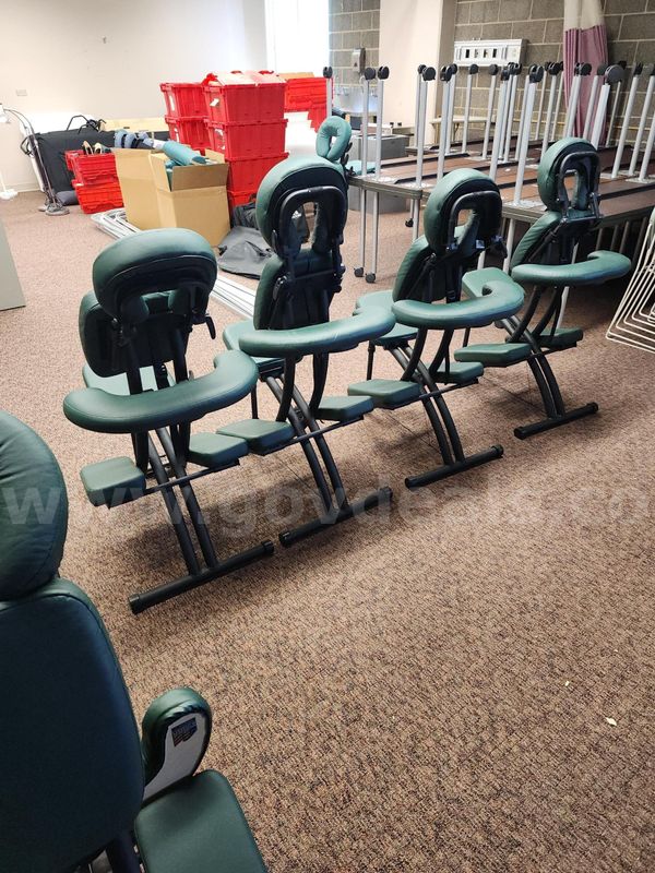 Oakworks Portable Massage Chairs with Carrying Cases Quantity 4